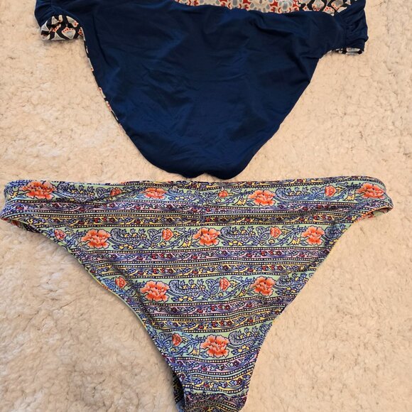 2-4 FOR 1 BUNDLE REVERSIBLE BIKINI BOTTOMS-LIKE NEW-2 BOTTOMS-4 LOOKS-1 PRICE! - Picture 5 of 9